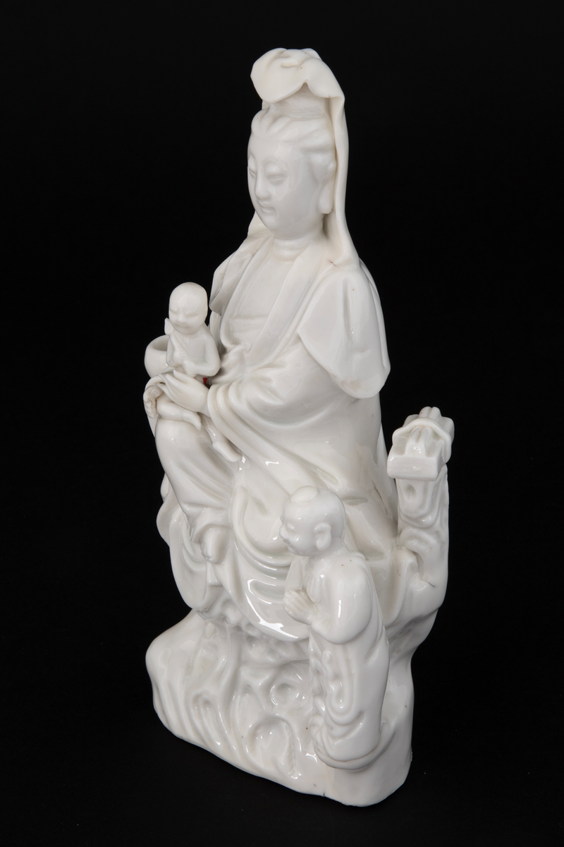 Figuren representerer den buddhistiske bodhisattavaen Guanyin, en barmhjertighetsgudinne. Hun er avbildet sittende med et barn i fanget, som holder en lotusknopp. Ved Gudinnens føtter ses en bedende person - antakelig en alkolytt (medhjelper i å utføre religiøse ritualer).