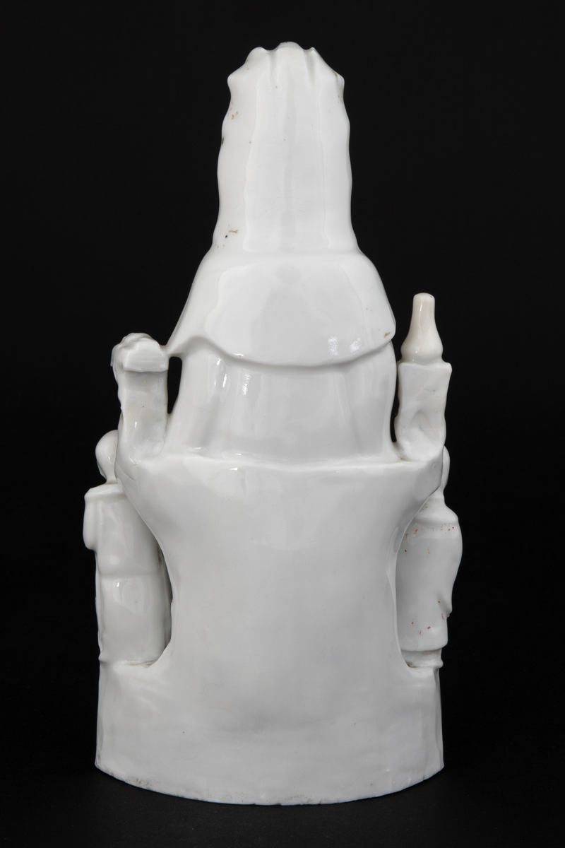 Figuren representerer den buddhistiske bodhisattavaen Guanyin, en barmhjertighetsgudinne. Hun er avbildet sittende med et barn i fanget. Barnet holder et ruyisepter. Guanyin er flankert av to figurer. Dette er hennes to akolytter, dragekongens datter Longnu, jadejomfuren, og Shoukai, det gylne barn. Disse to er i utgangspunktet taostiske figurer, og var assistentene til de åtte udødelige. Avbildet på denne måten er hun kjent som den "høyaktede hvitkledde." Ved basen under Guanyins føtter finner vi en drage. Guanyins posisjonering over en drage refererer til hennes stauts som Putuofjellets beskyttende bodhisattava og sørhavenes herskerinne og fiskernes beskytter.