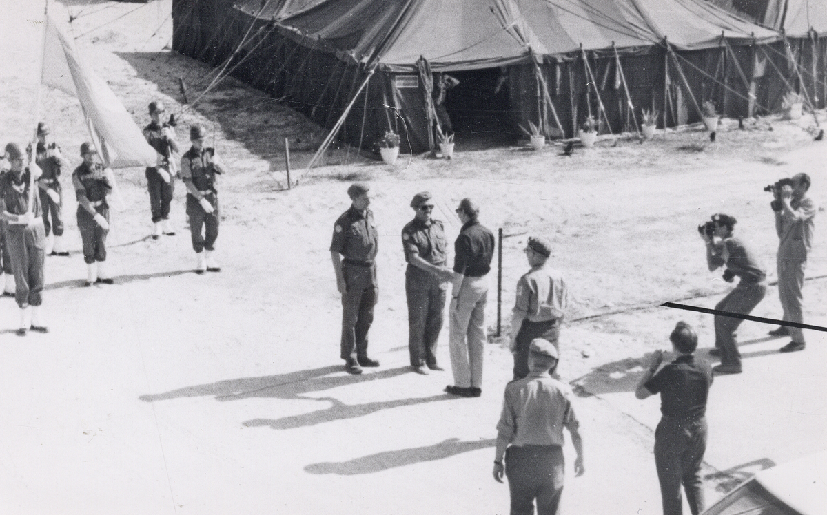 Svenska FN-bataljonen 52 M i Mellanöstern, 1973.
FN:s generalsekreterare Curt Waldheim hälsar på den svenska FN-bataljonen i Sinai, med dess chef P O Hallqvist.
T.v. om honom dåv. överstelöjtnant Leif Fransson.
Bakom Curt Waldheim syns den finske generalen Ensio Siilasvuo.