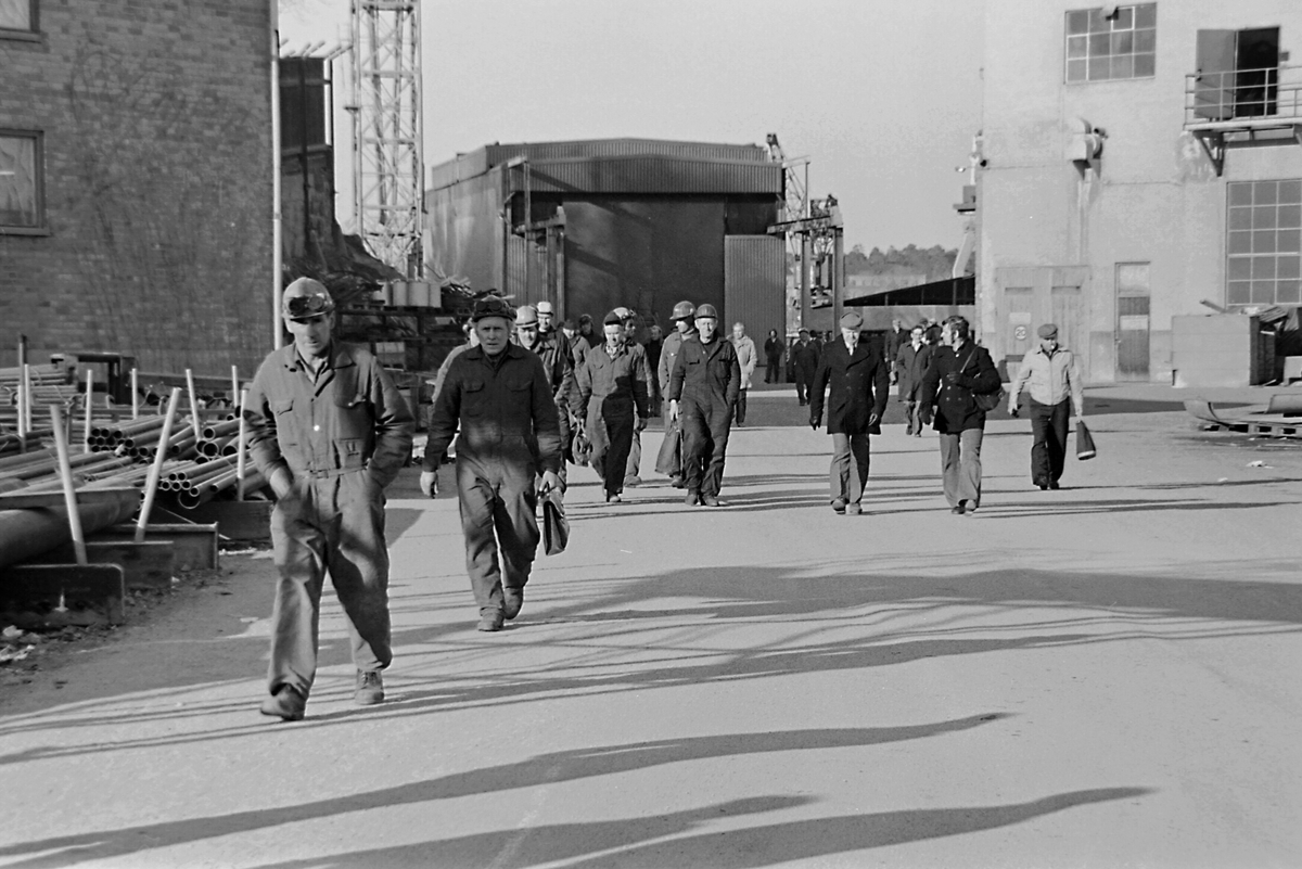 Finnboda varf 1976. Arbetarna har stämplat ut för dagen. Fotografen arbetade på Finnboda varf som plåtslagare åren 1974-1977.