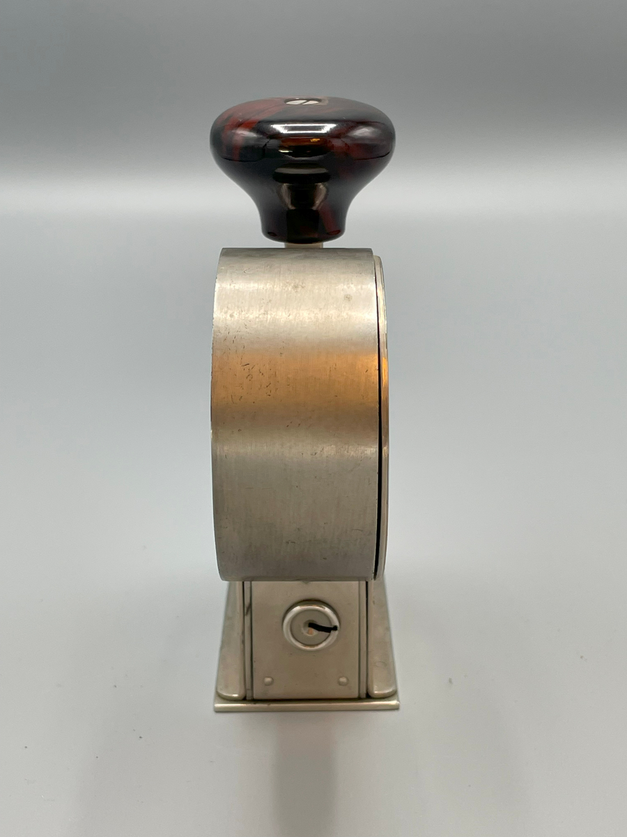 Frankeringsmaskin av amerikansk tillverkning, handtagsknopp av trä.

Multipost no T
Patented
Aug 8 and Dec 19 1911
Others pending
-----
Patented in Canada,
and in foreign countries
Multipost Co