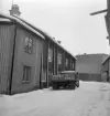 Det hördes när de kom, lastbilarna från Centralbryggeriet. Här levereras dricka till Nygatan 51 i Linköping med lastintag från Sankt Korsgatan. Foto 1951.
