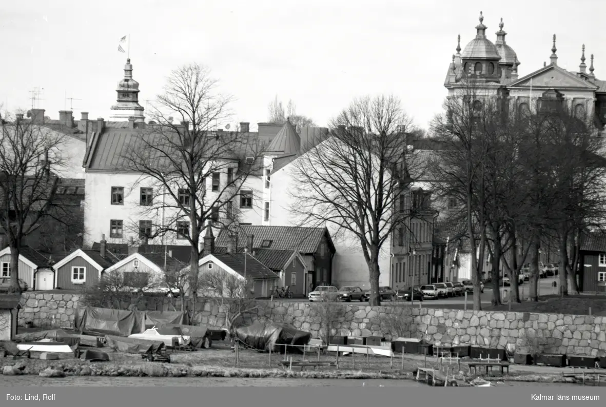 Kattrumpan, del av båtsmansstugorna och Norra Långgatan. Bastionsmuren i förgrunden. Bilden är tagen från en av Kalmar varvs gamla oljecisterner på Varvsholmen.