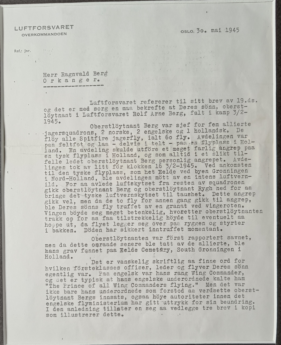 Samling av bilde av Rolf Arne Berg, patch fra 331 skv og flere skriv.