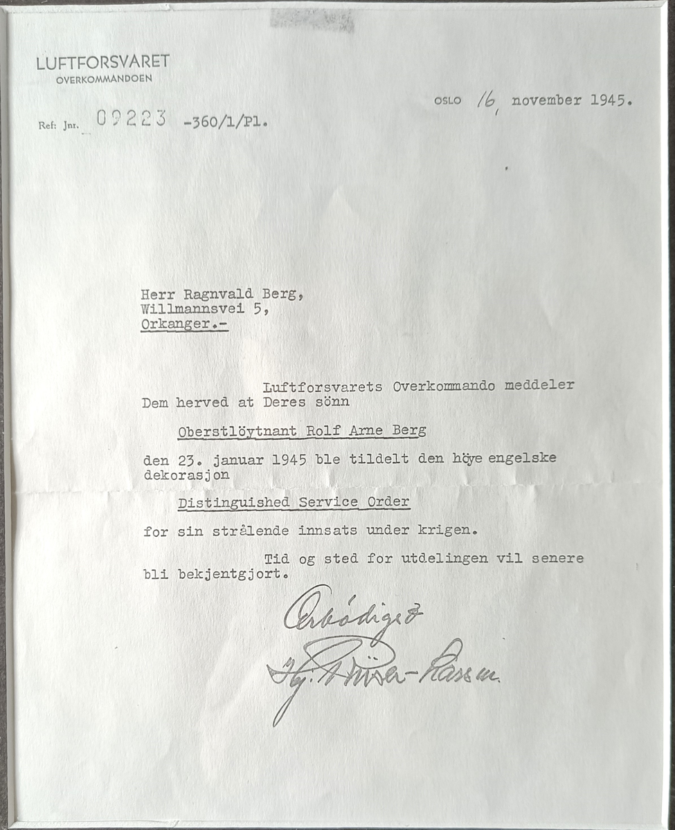 Samling av bilde av Rolf Arne Berg, patch fra 331 skv og flere skriv.