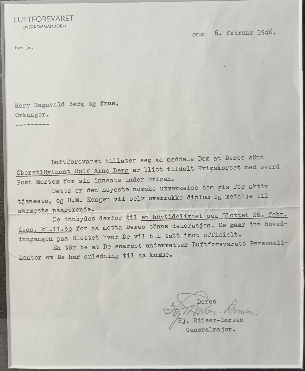 Samling av bilde av Rolf Arne Berg, patch fra 331 skv og flere skriv.