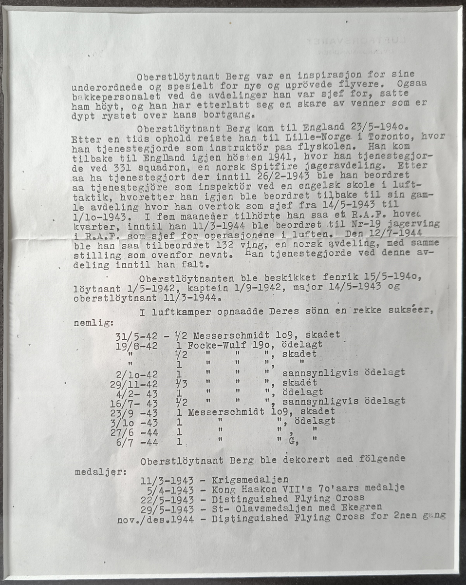 Samling av bilde av Rolf Arne Berg, patch fra 331 skv og flere skriv.