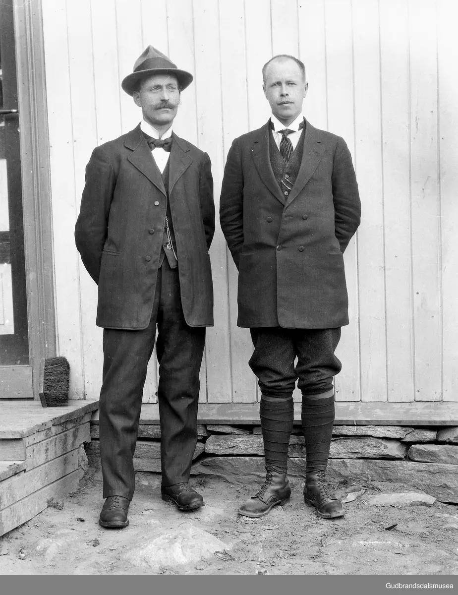 F.v.: Ola Lie (f. 1876) og J. Ellevold frå Solør (lærar ved Holmork skule)