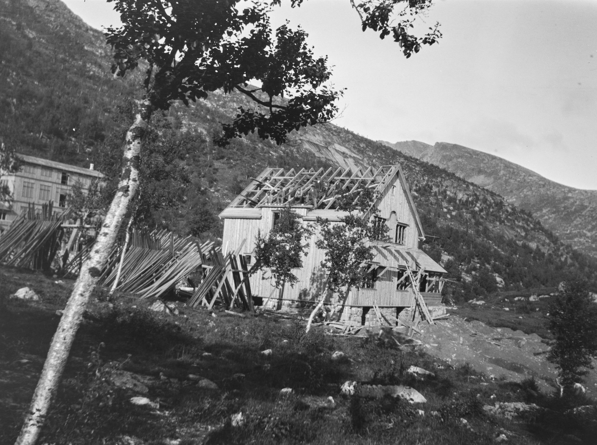 Bygd i 1917 av Skaland grafittverk som administrasjonsbygning for gruveselskapet.