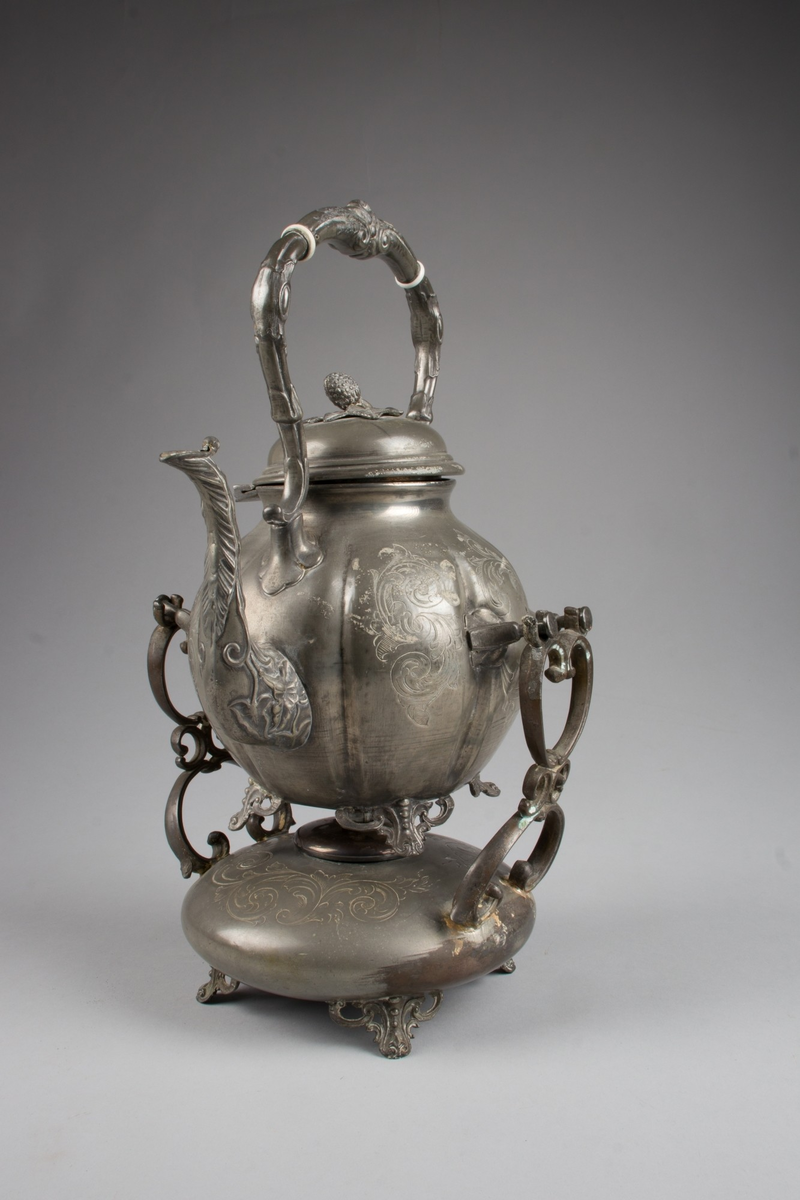 Pent utformet samovar i to deler
