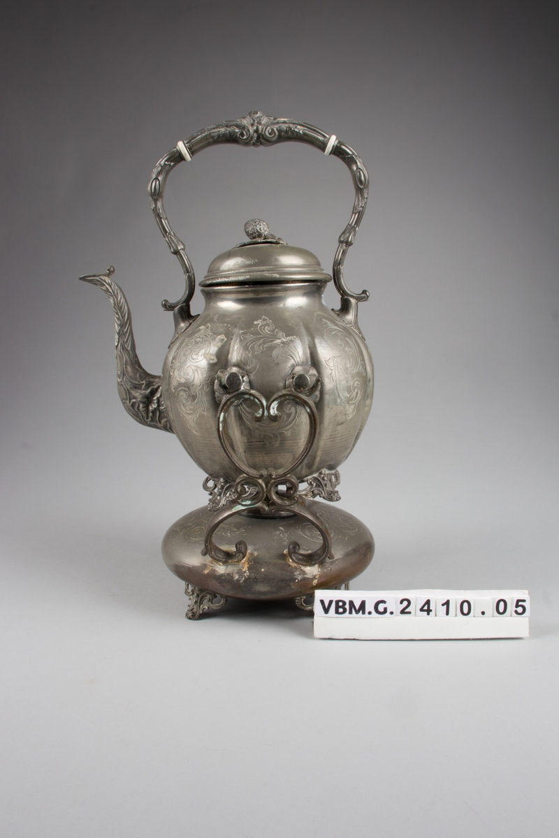 Pent utformet samovar i to deler