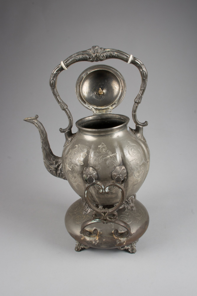 Pent utformet samovar i to deler