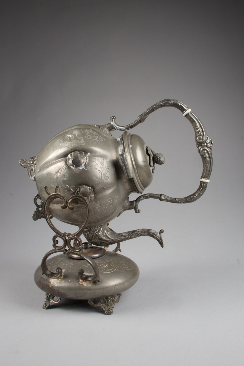 Pent utformet samovar i to deler