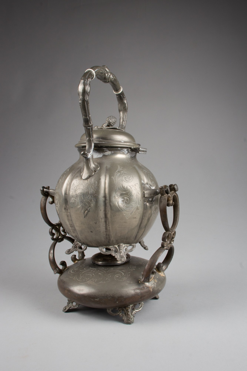 Pent utformet samovar i to deler