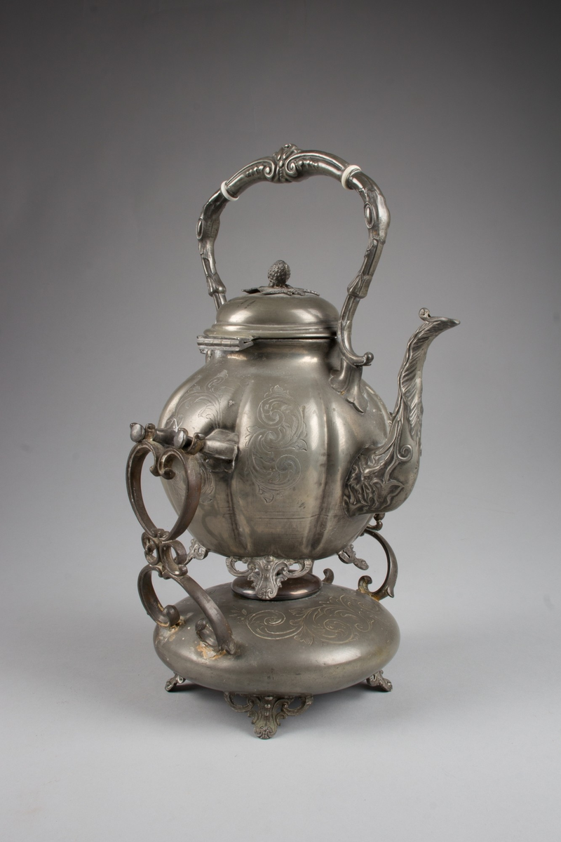 Pent utformet samovar i to deler