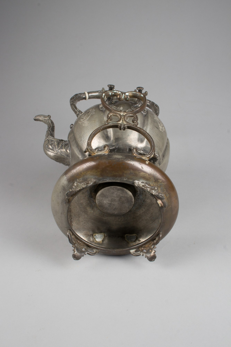 Pent utformet samovar i to deler
