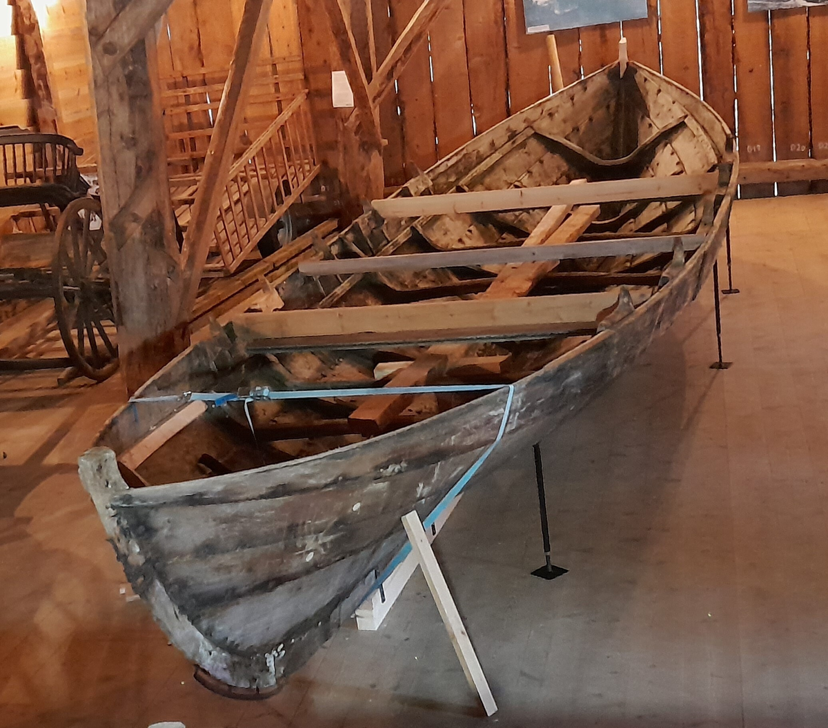 Femkeiping. Nordfjordbåt. Klinkbygd. Kyrkjebåt. For årer og segl. Ror.

Fem bord inkludert ripebordet, som er øvste bordet.  Æsing festa med trenagler. Band i hovudsak festa med trenaglar. Fem keipar på kvar side. Keipane er festa på innsida av ripebordet (øvste bordet) og ned på æsinga (langsgåande list) med trenaglar kalla keipsneller. Ripebordet smalnar sterkt av mot kvar stamn. Det er rissa inn doble, parallelle streker som pynt på band og æsing. Mellom keip og ripebord, øvst mot ripekanten, er det lagt inn ei list (ripefôring) kalla langisane eller langvisane. Styrefjøl fest på med jarnhengsler bak.