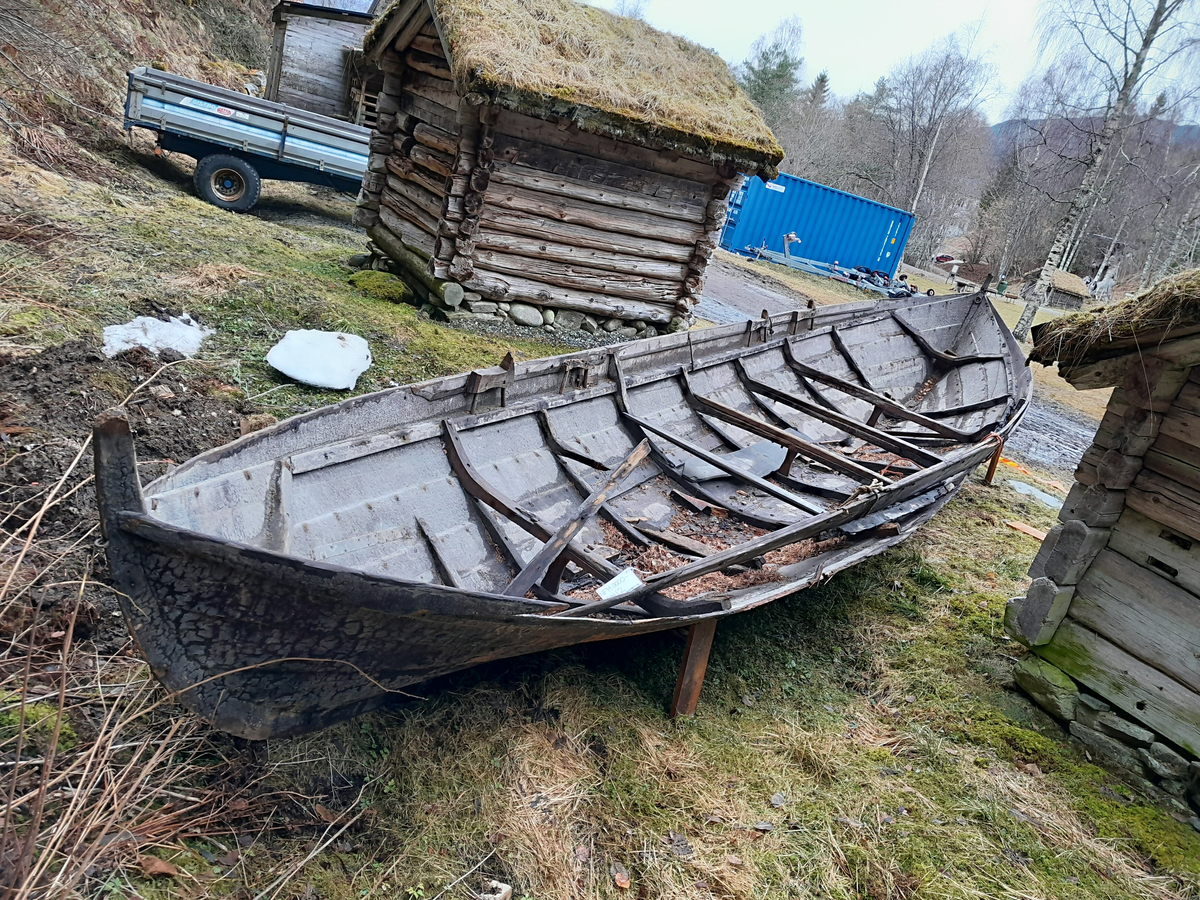 Sekskeiping. Nordfjordbåt. Trebåt. Spesielt lang. Klinkbygd med fem omfar. 2 par keipar i midten avtekne. Tjæra utvendig og innvendig. Relativ høg stamn. Til råsegl.