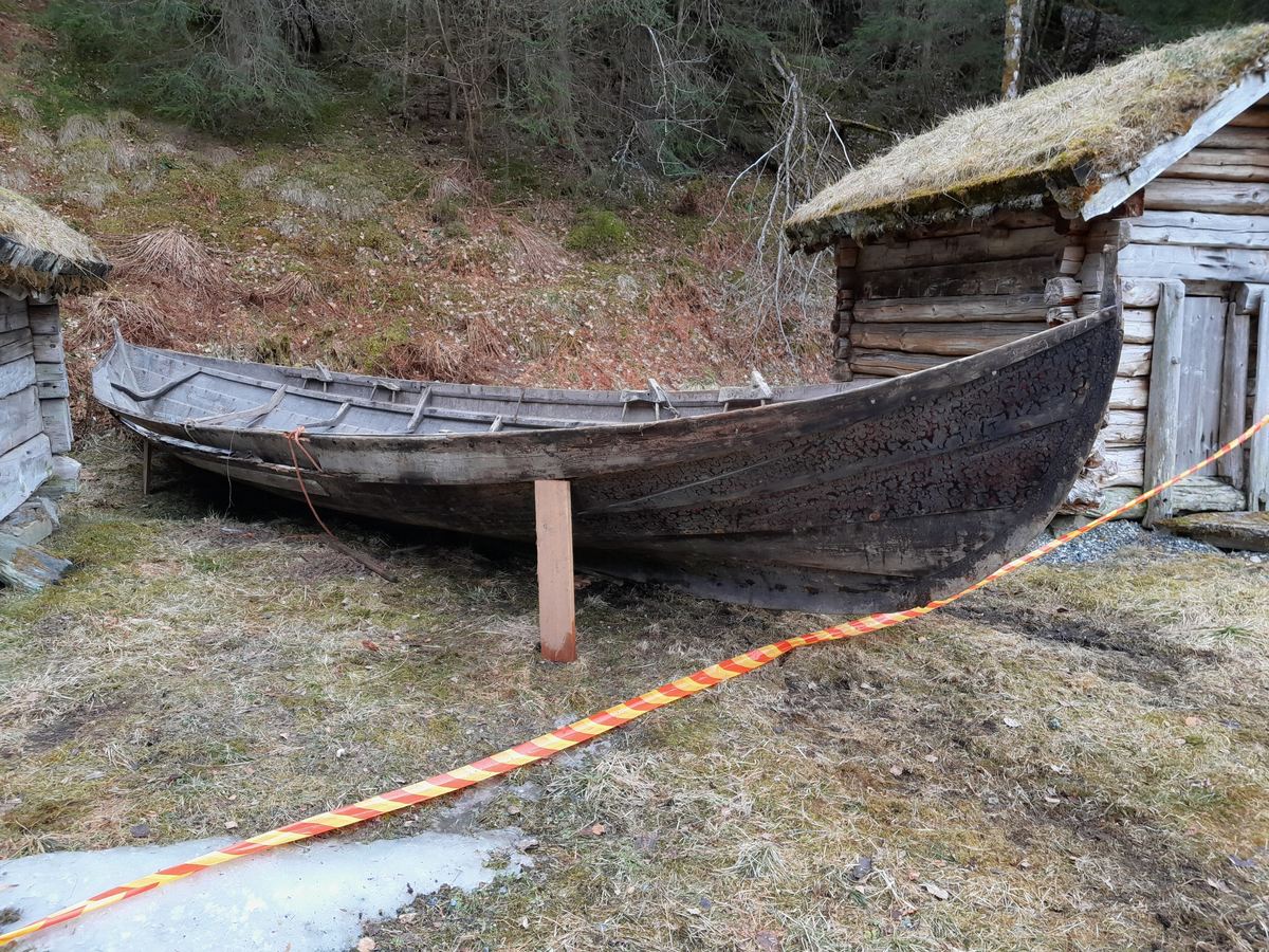 Sekskeiping. Nordfjordbåt. Trebåt. Spesielt lang. Klinkbygd med fem omfar. 2 par keipar i midten avtekne. Tjæra utvendig og innvendig. Relativ høg stamn. Til råsegl.