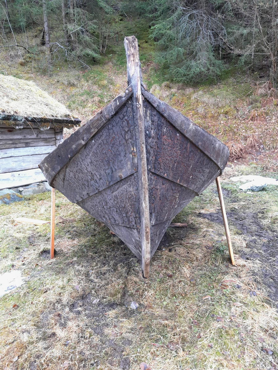 Sekskeiping. Nordfjordbåt. Trebåt. Spesielt lang. Klinkbygd med fem omfar. 2 par keipar i midten avtekne. Tjæra utvendig og innvendig. Relativ høg stamn. Til råsegl.