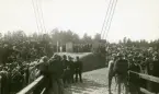 Svea ingenjörkår, Ing 1. Byggandet av hängbron över Dalälven vid Överboda 6 september 1924. Vid minnesstenen syns kyrkoherde Tivell, generalmajor de Champs, överstelöjtnant Bergenstråhle, överstelöjtnant Amundson och landssekreterare Bring.