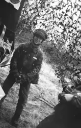 Värnpliktig håller 8 cm övningsgranat.