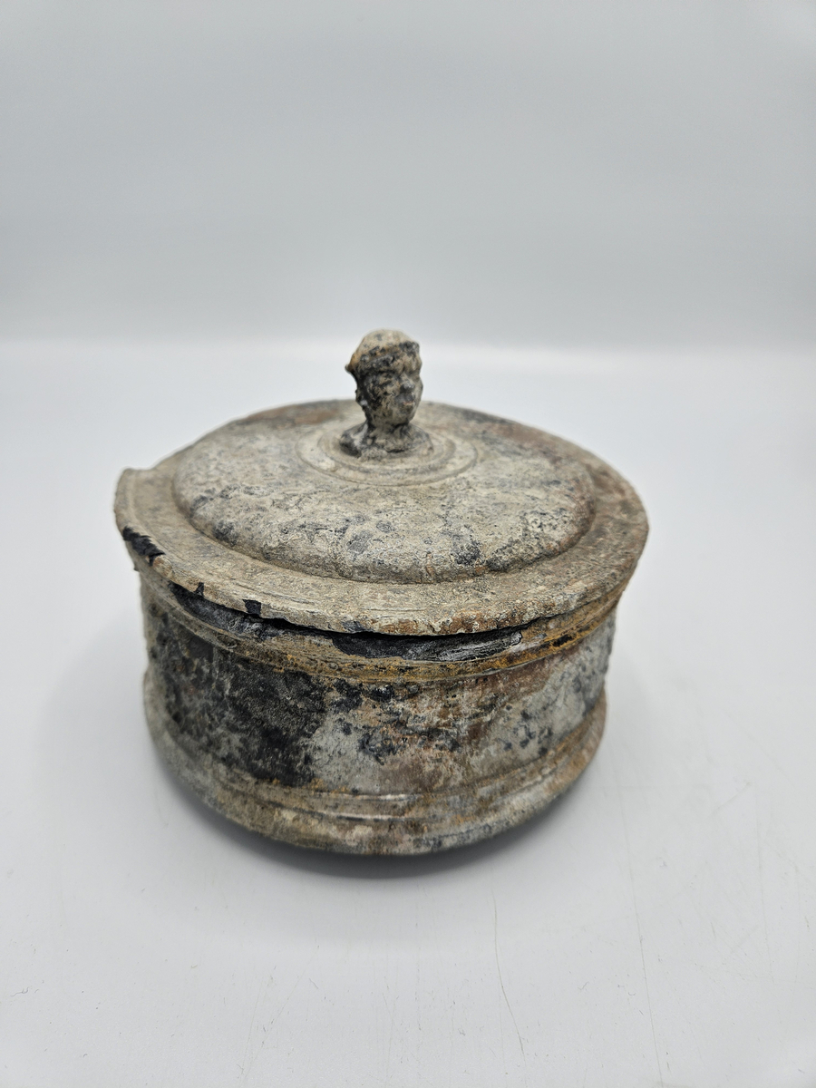 Tobaksburk med innerlock, som sjunker med innehållet och därvid håller det fräscht , prytt med drake i brons/guldfärg. Ytterlocket har en knopp i form av manshuvud med huvudbonad som liknar turban? Ytterlocket något skadat , alt angripet efter några hundra år på havets botten. Se övrig info.