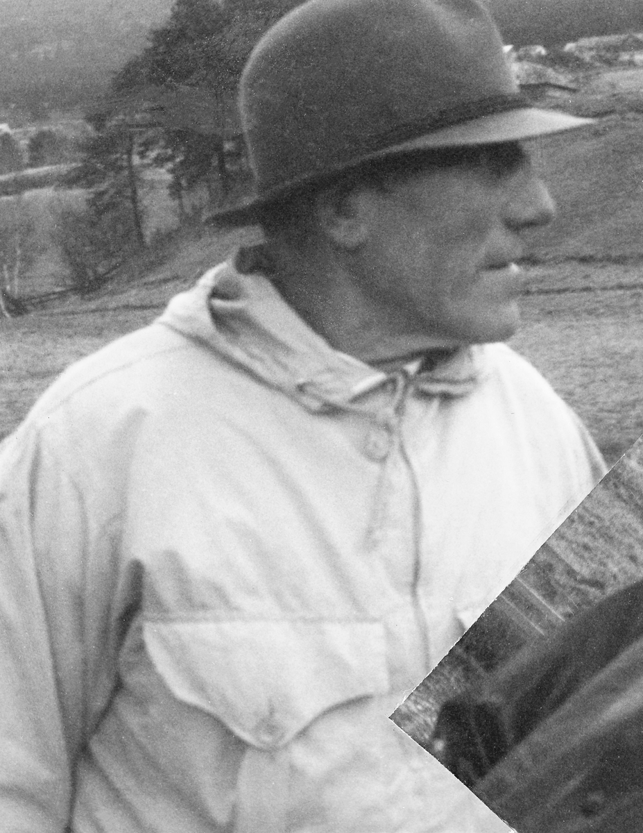 Portrett av mann, kledd i lys anorakk med brystlommer og med en smalbremmet hatt. Mannen skal være gardbruker Per K. Mølmen fra Lesjaskog i Oppland, og opptaket skal være fra 1961. Bildet er antakelig tatt under ei fløtingsbefaring. Kopien av dette portrettet i Glomma fellesfløtingsforenings album er dessverre noe istykkerklippet og filmen til bildet later ikke til å være bevart.