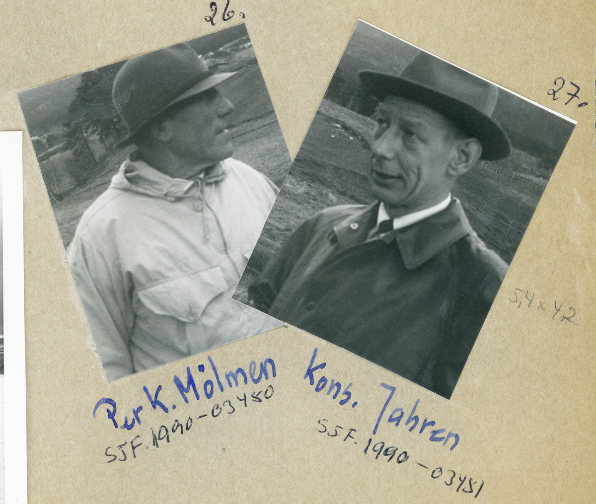 Portrett av mann, kledd i lys anorakk med brystlommer og med en smalbremmet hatt. Mannen skal være gardbruker Per K. Mølmen fra Lesjaskog i Oppland, og opptaket skal være fra 1961. Bildet er antakelig tatt under ei fløtingsbefaring. Kopien av dette portrettet i Glomma fellesfløtingsforenings album er dessverre noe istykkerklippet og filmen til bildet later ikke til å være bevart.