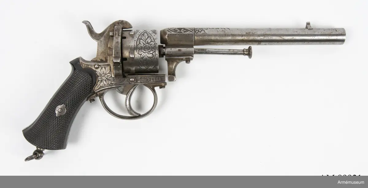 Revolvern är en 6-skotts av system Lefaucheux, märkt ”Systeme Lefaucheux”. En skruv som håller fast pipan saknas. Troligen cirka 9 mm kaliber och cirka 1870-tal.