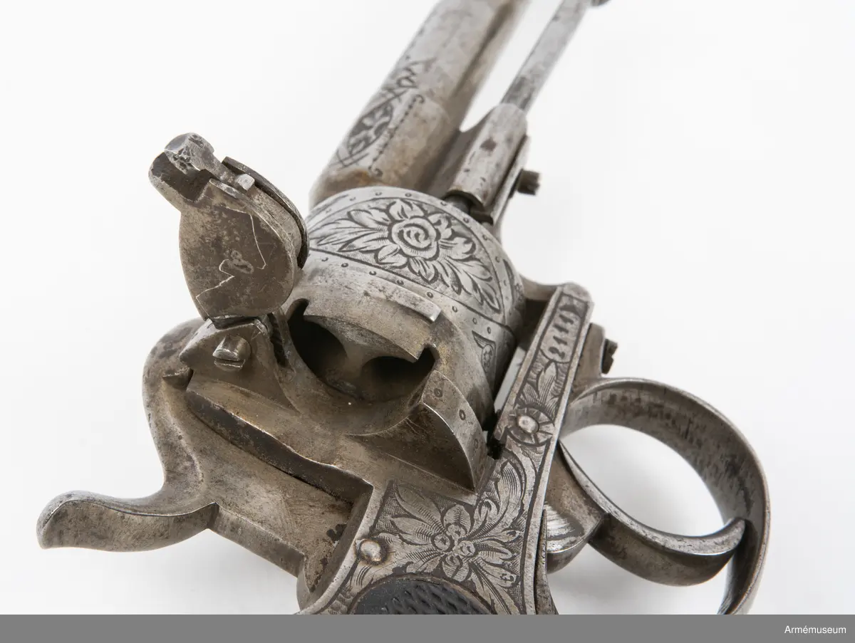 Revolvern är en 6-skotts av system Lefaucheux, märkt ”Systeme Lefaucheux”. En skruv som håller fast pipan saknas. Troligen cirka 9 mm kaliber och cirka 1870-tal.