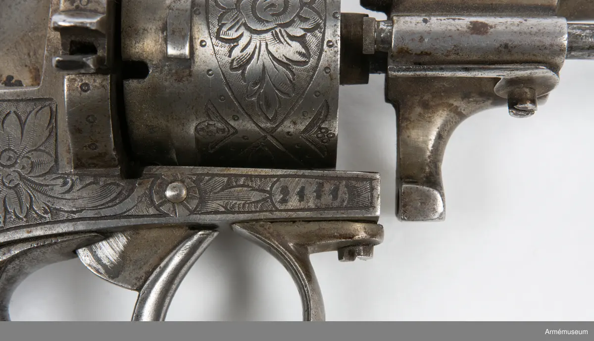 Revolvern är en 6-skotts av system Lefaucheux, märkt ”Systeme Lefaucheux”. En skruv som håller fast pipan saknas. Troligen cirka 9 mm kaliber och cirka 1870-tal.