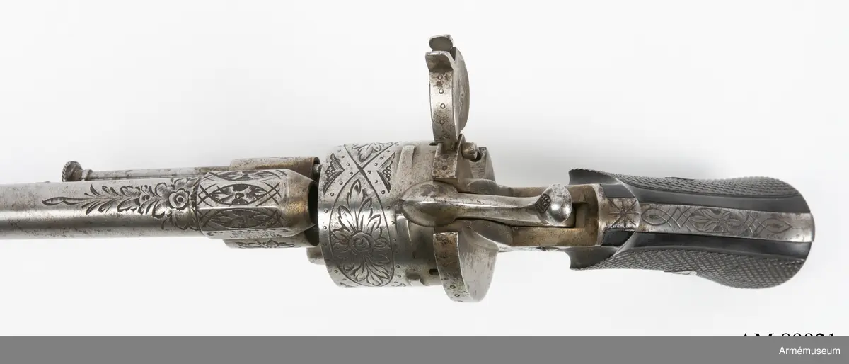 Revolvern är en 6-skotts av system Lefaucheux, märkt ”Systeme Lefaucheux”. En skruv som håller fast pipan saknas. Troligen cirka 9 mm kaliber och cirka 1870-tal.