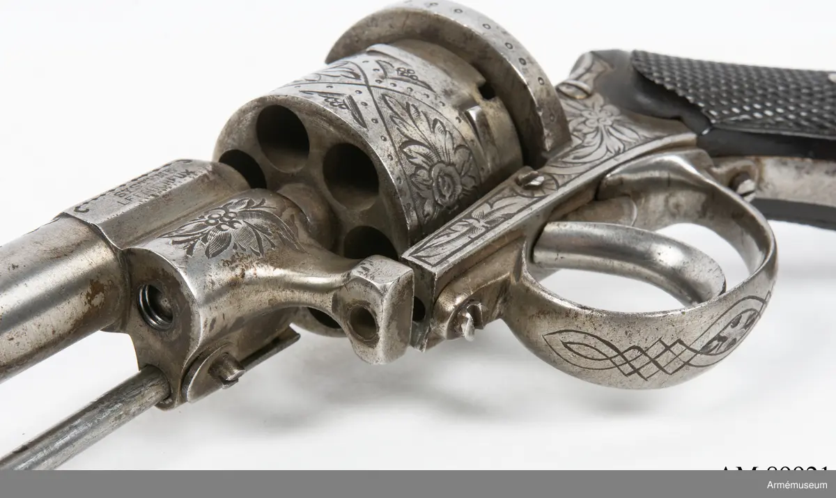 Revolvern är en 6-skotts av system Lefaucheux, märkt ”Systeme Lefaucheux”. En skruv som håller fast pipan saknas. Troligen cirka 9 mm kaliber och cirka 1870-tal.
