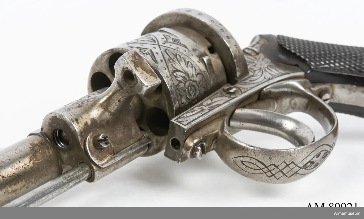 Revolvern är en 6-skotts av system Lefaucheux, märkt ”Systeme Lefaucheux”. En skruv som håller fast pipan saknas. Troligen cirka 9 mm kaliber och cirka 1870-tal.