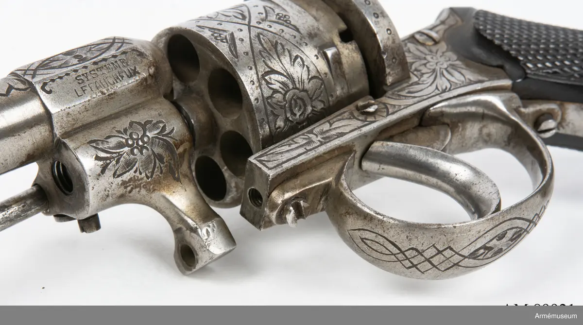 Revolvern är en 6-skotts av system Lefaucheux, märkt ”Systeme Lefaucheux”. En skruv som håller fast pipan saknas. Troligen cirka 9 mm kaliber och cirka 1870-tal.
