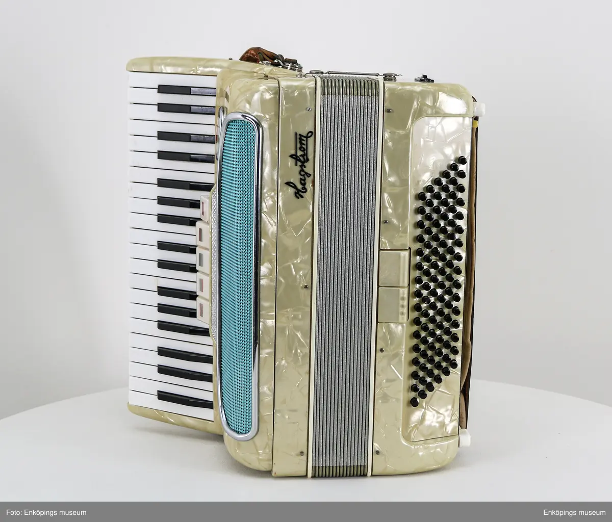 Pianodragspel, Hagström Rosita II, 3-körigt, med väska. Tillverkat i slutet på 1950-talet.