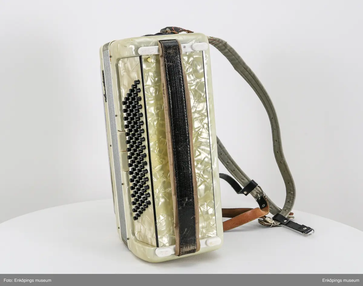 Pianodragspel, Hagström Rosita II, 3-körigt, med väska. Tillverkat i slutet på 1950-talet.