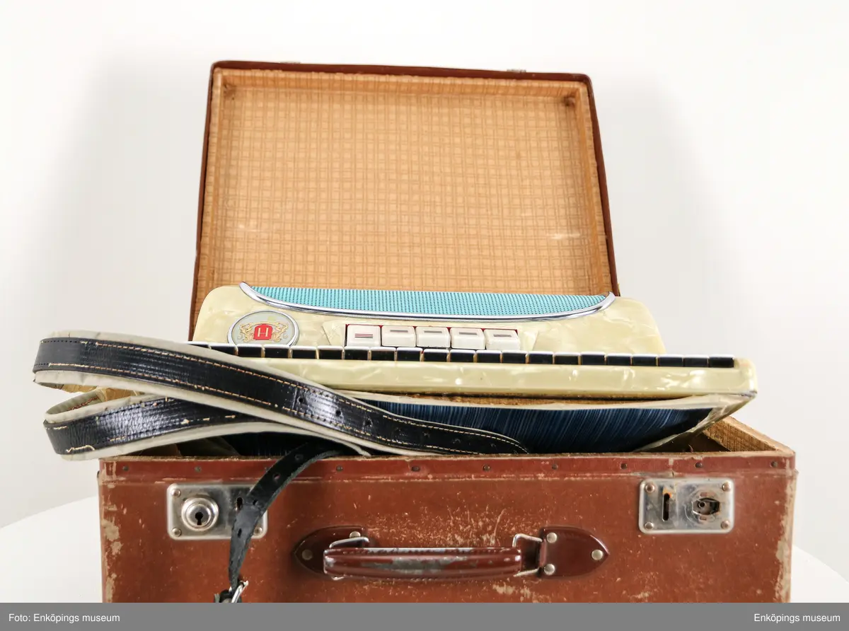 Pianodragspel, Hagström Rosita II, 3-körigt, med väska. Tillverkat i slutet på 1950-talet.