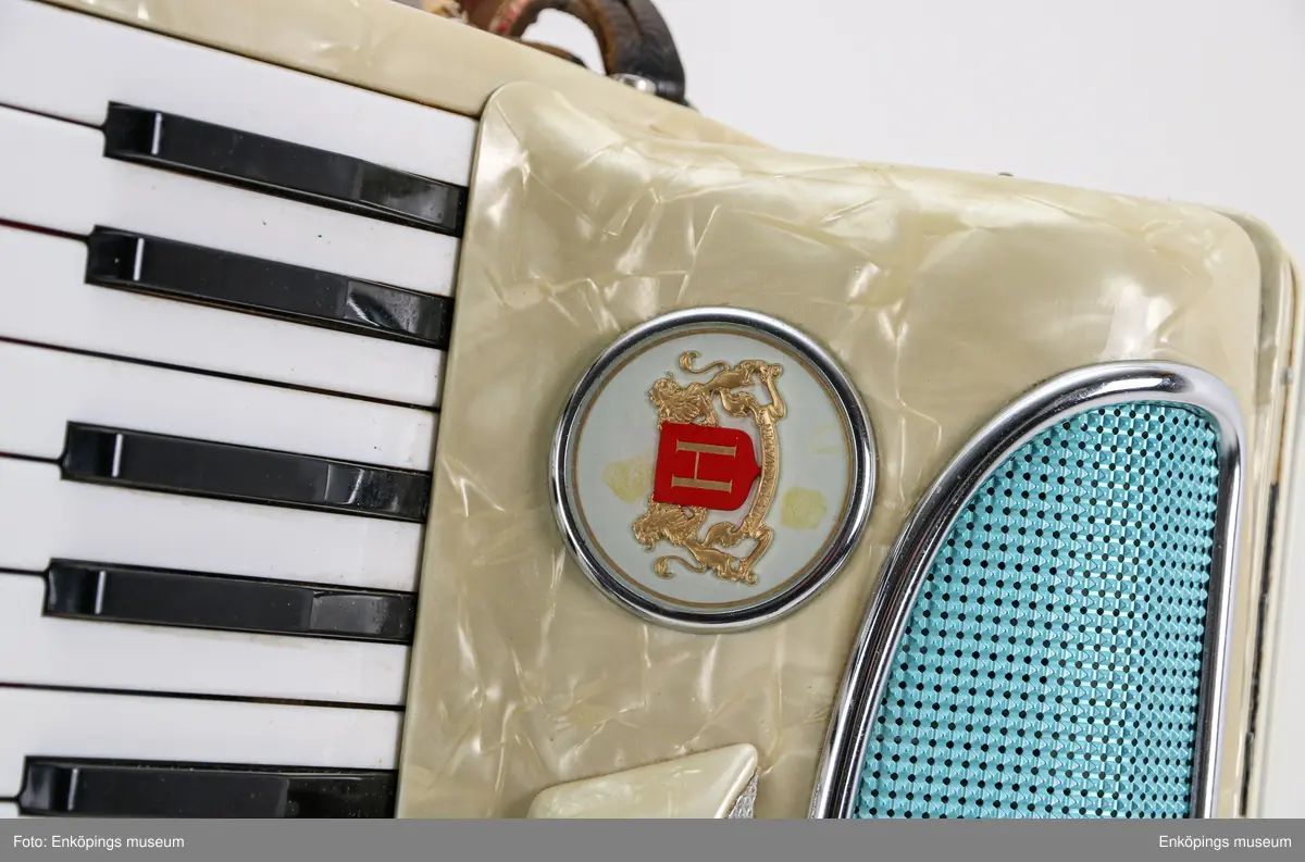 Pianodragspel, Hagström Rosita II, 3-körigt, med väska. Tillverkat i slutet på 1950-talet.