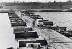 Svenska FN-bataljonen 52 M i Mellanöstern, 1973.
Pontonbro över Suezkanalen.