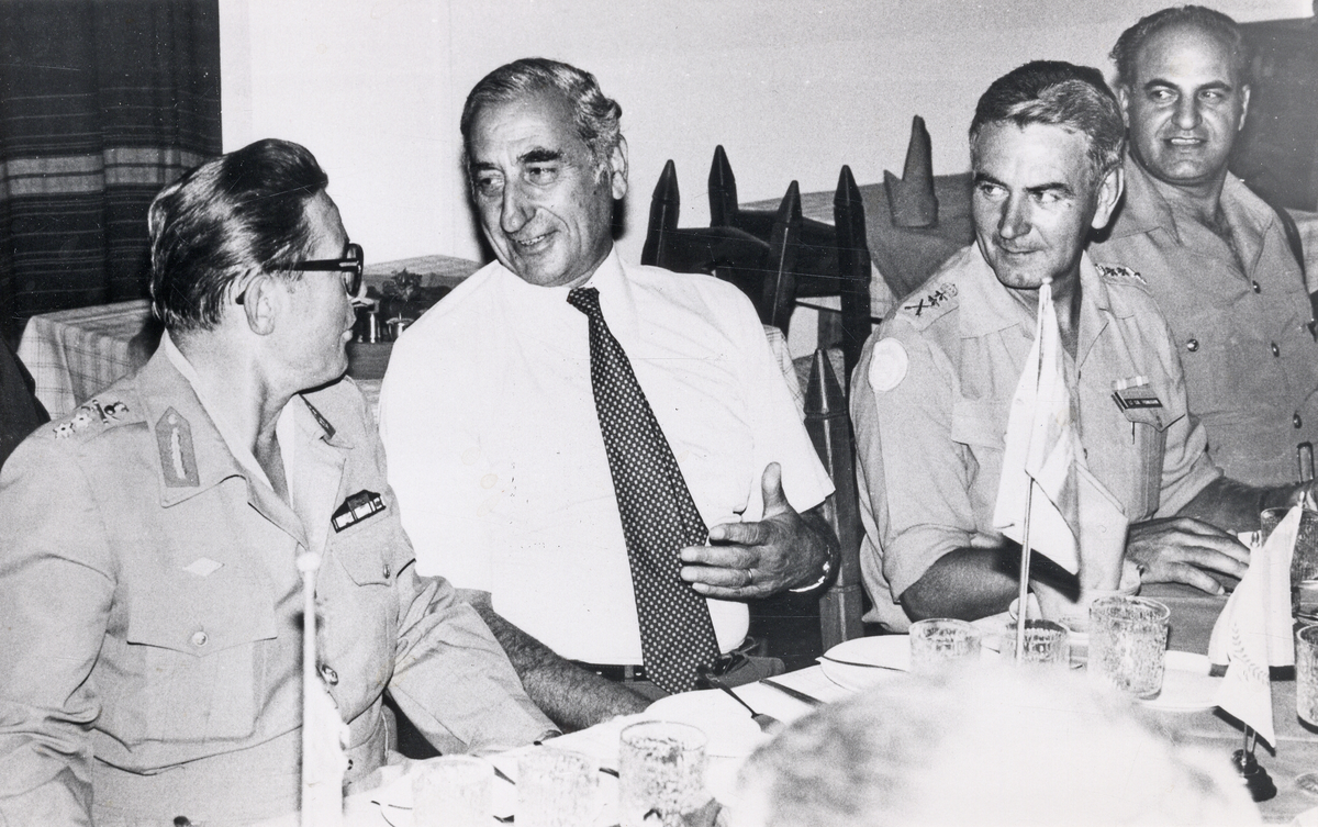 Svenska FN-bataljonen 76 C på Cypern, 1980. 
Middag med inbjudna.
Andre man fr. h.: bataljonschef Leif Fransson.