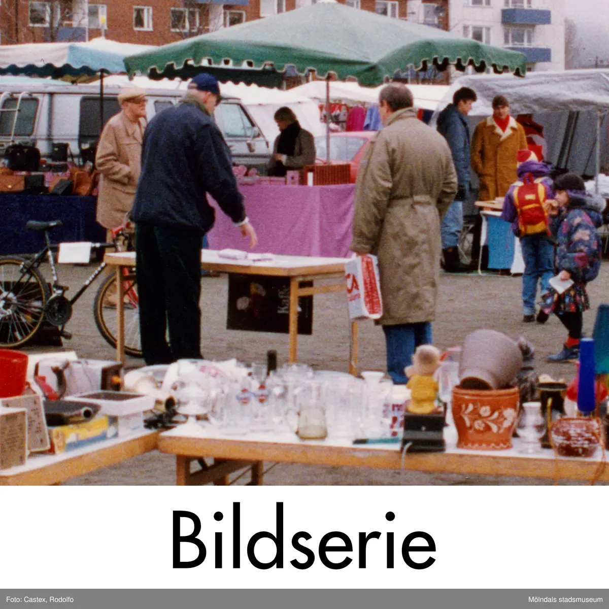 Serie om fem fotografier som visar Jitex BK knallemarknad på Frejaplan i Mölndal, oktober 1993.