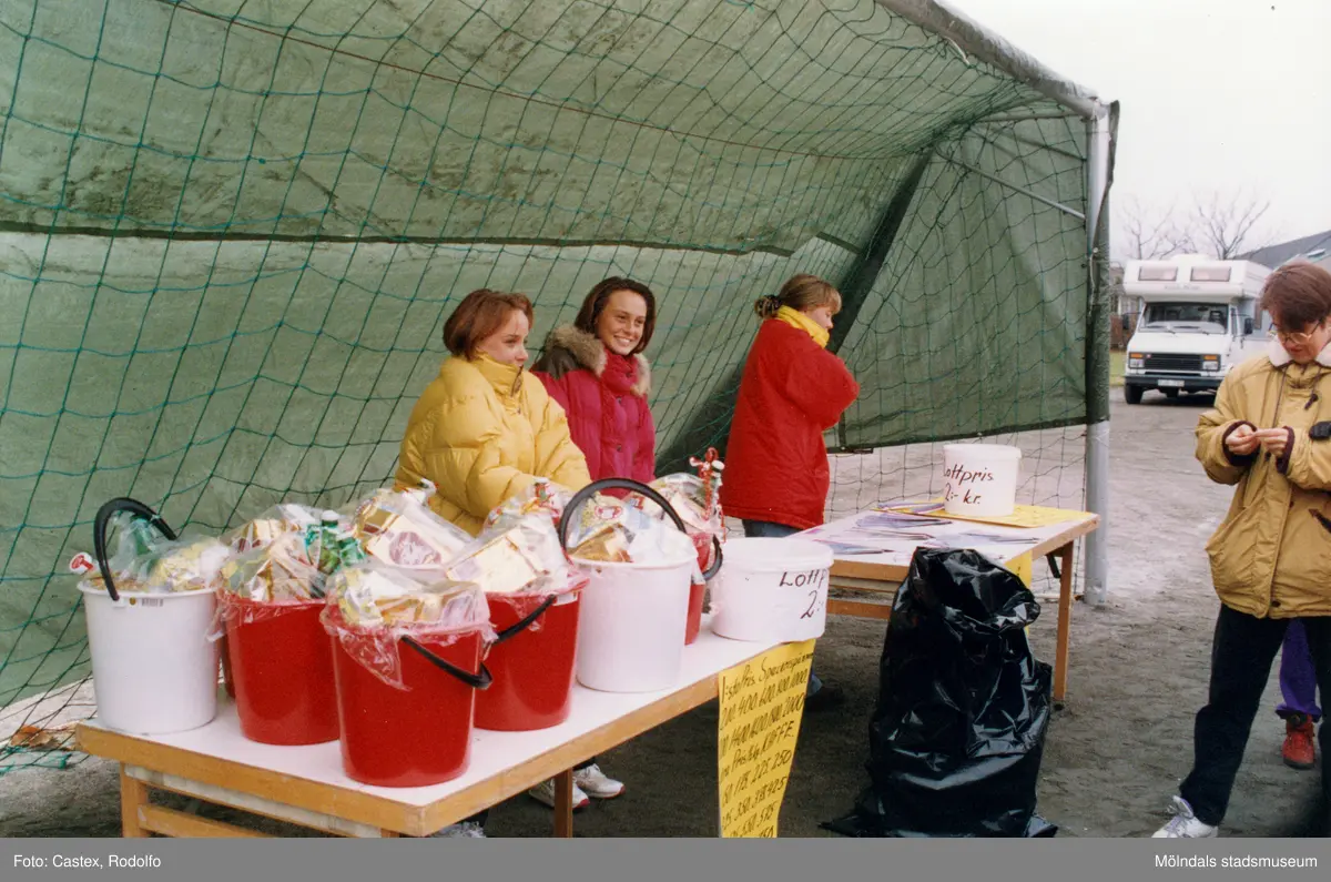 Jitex BK knallemarknad på Frejaplan i Mölndal, oktober 1993. Lottförsäljning på marknaden.