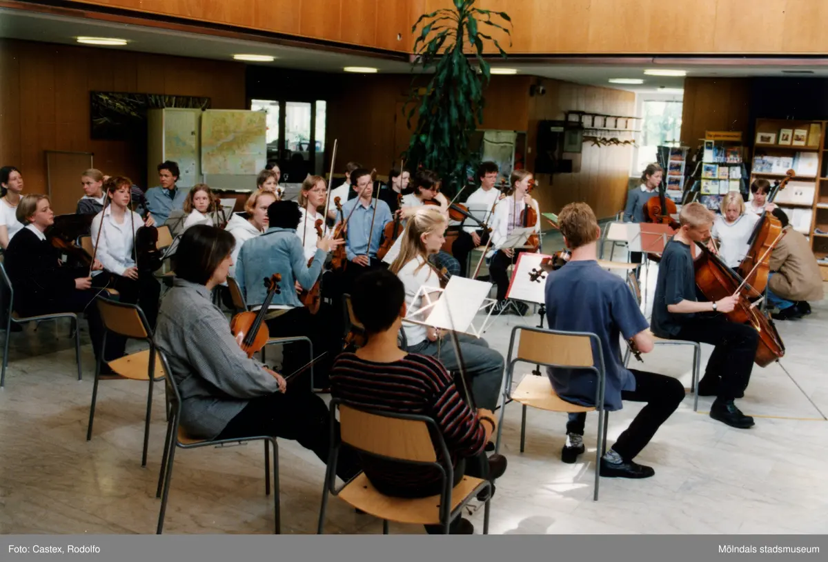 Musikkonsert i stadshushallen i Mölndals stadshus, juni 1999. Möjligen på Nationaldagen.