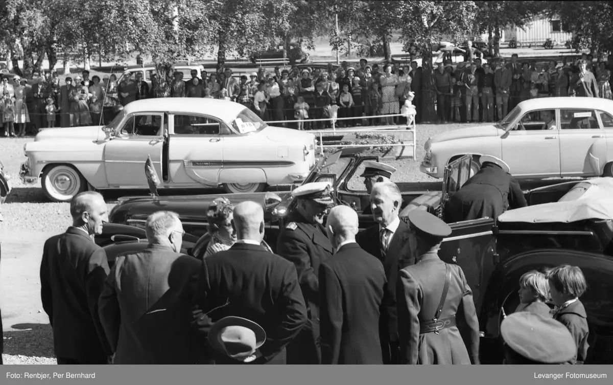 Kong Olav og prinsesse Astrid på besøk i Levanger sommeren 1959, kortesje har ankommet Øverparken.