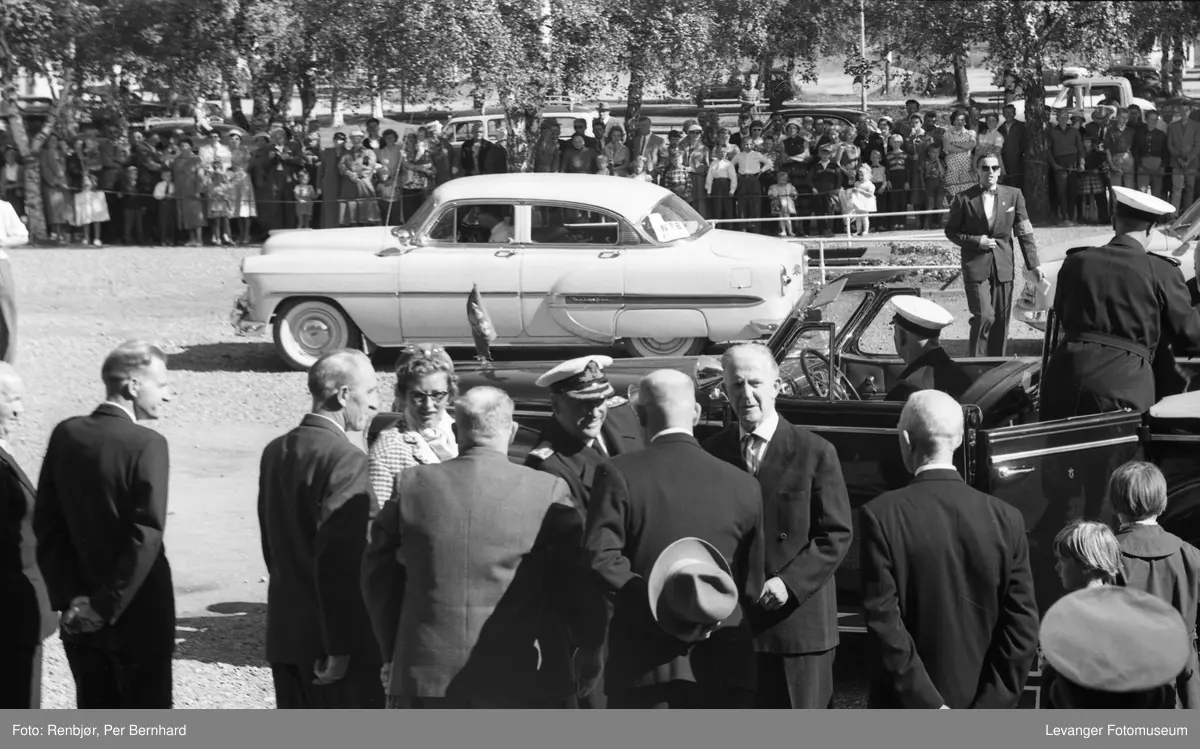 Kong Olav og prinsesse Astrid på besøk i Levanger sommeren 1959, kortesje har ankommet Øverparken.