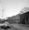 Parti av Ågatan i Linköping 1953. Närmast till vänster en skymt av Folkets hus som vid tiden ännu inte var helt färdigställt. Den putsade byggnaden i blickfånget är den så kallade Hypoteksgården som inrymde Östergötlands museum under åren 1922-1939.