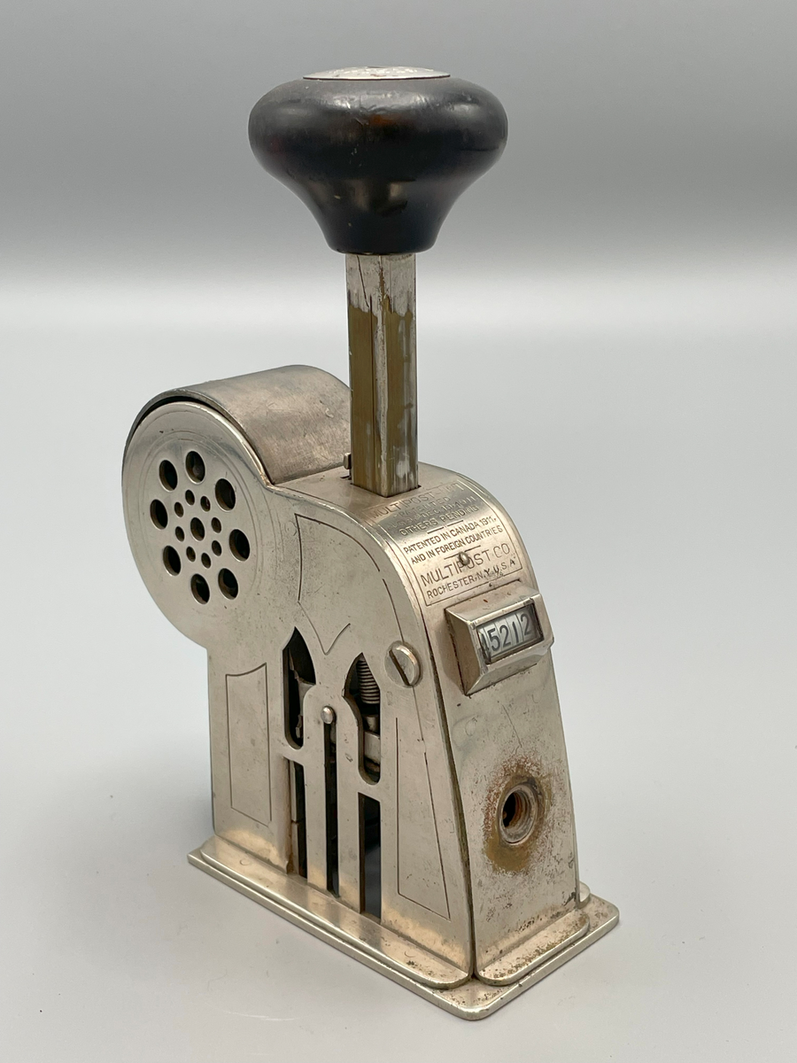 Frankeringsmaskin av amerikansk tillverkning, handtagsknopp av trä.

Multipost no T
Patented
Aug 8 and Dec 19 1911
Others pending
-----
Patented in Canada,
and in foreign countries
Multipost Co
