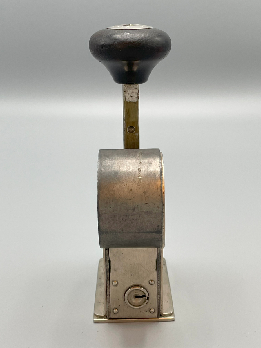 Frankeringsmaskin av amerikansk tillverkning, handtagsknopp av trä.

Multipost no T
Patented
Aug 8 and Dec 19 1911
Others pending
-----
Patented in Canada,
and in foreign countries
Multipost Co
